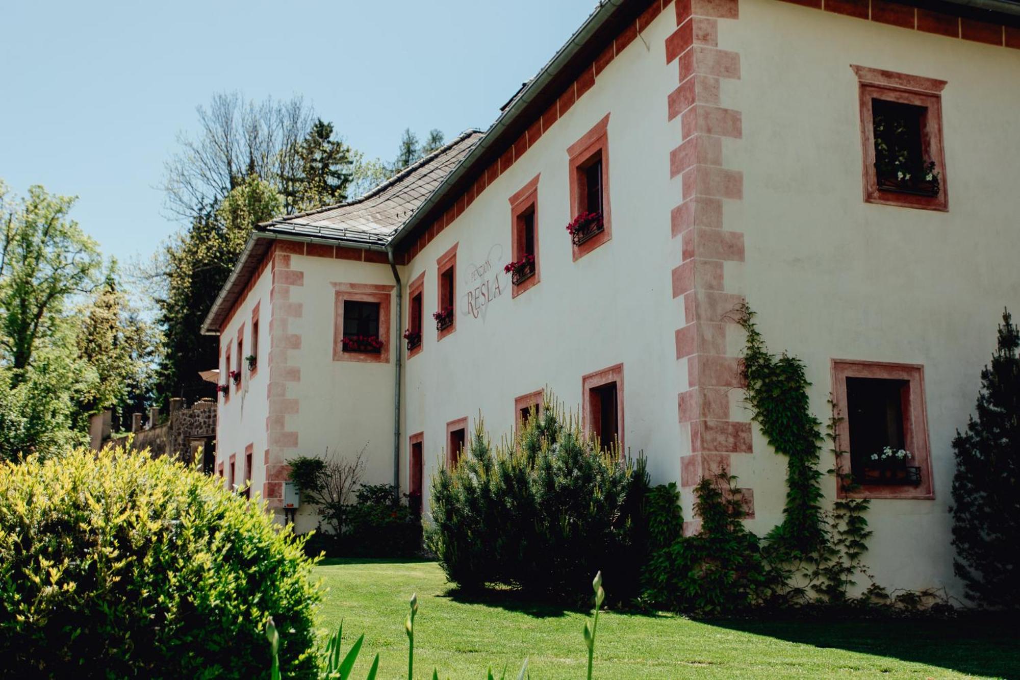 Resla I, Ii, Hotel